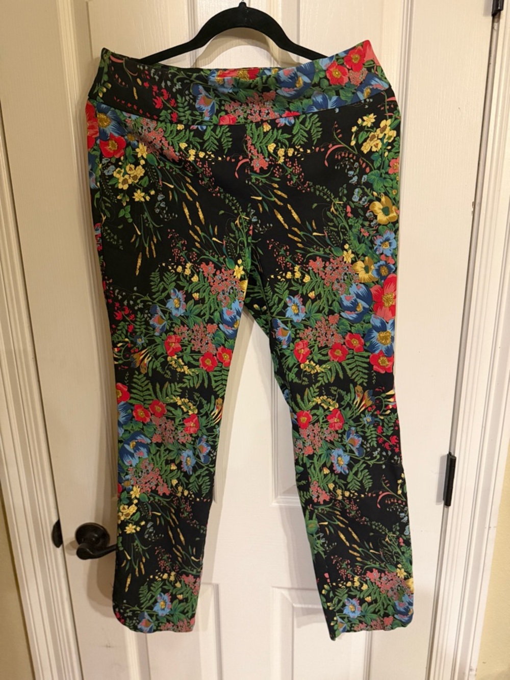 Soft Surroundings Black Floral Capri Leggings with Multicolor Blooms